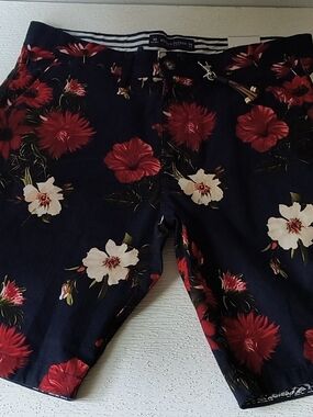 Floral Navy Men's Cargo Shorts - Red & White Flower Print